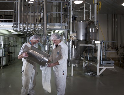 Photo of Michael Mazzonetto and Rod Smith in Werribee's food processing factory