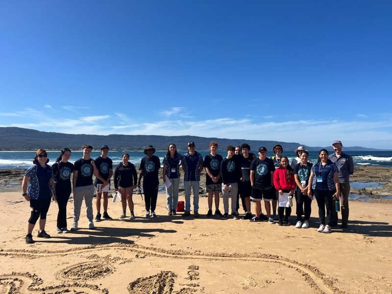 Marine biology scavenger hunt facilitated by winner of CSIRO Indigenous STEM Scholarship Isabella Horne in collaboration with local business