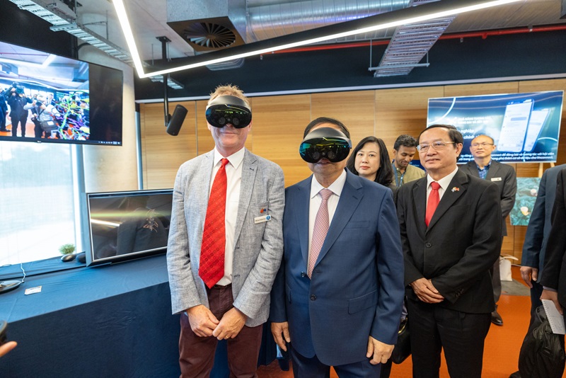 CSIRO’s Dr. Michael Robertson and Vietnam’s Prime Minister Pham Minh Chinh looking at camera wearing augmented reality headsets. 