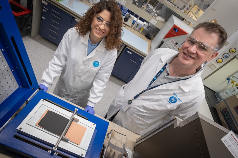Female and male researcher from CSIRO working in a lab