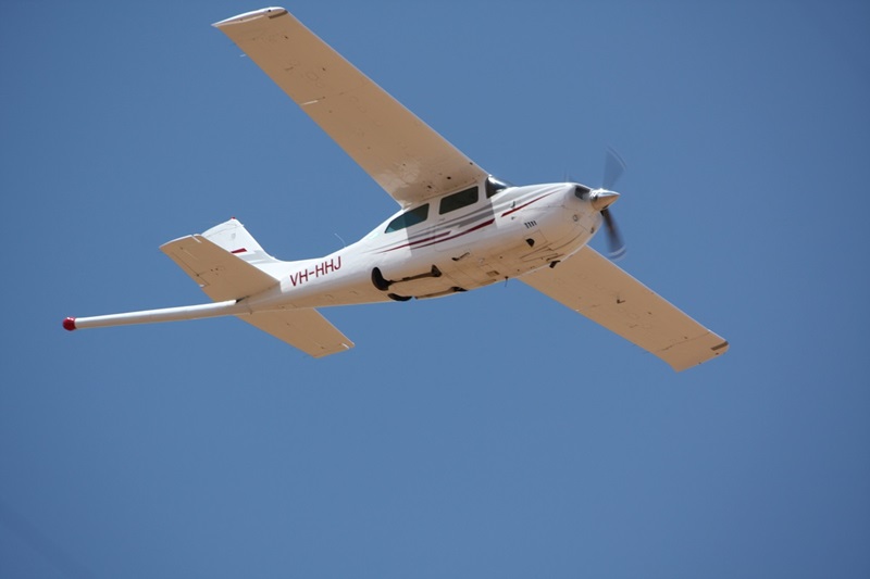 Aircraft with extra arm protruding of tail