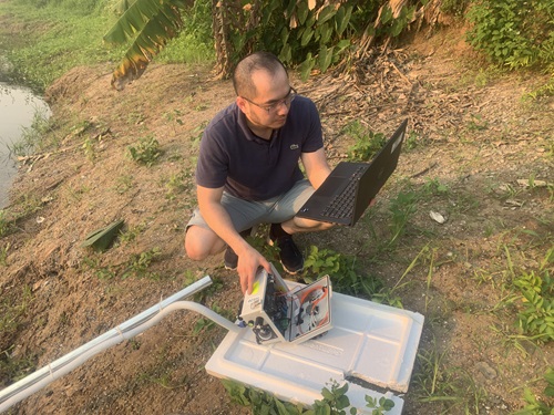 CSIRO scientist, Dr Duy Nguyen, completes final checks on the HydraSpectra unit before installation. 