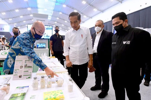 Greenhope have developed technology that utilises cassava starch to produce commercialised biodegradable bioplastic packaging. In this photo the team share their innovation with Indonesia’s outgoing President, Joko Widodo.