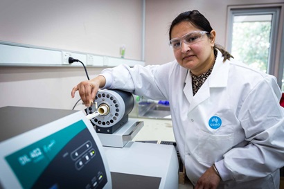 Gurpreet Kaur measuring the dimensional thermal expansion of ceramic cells.