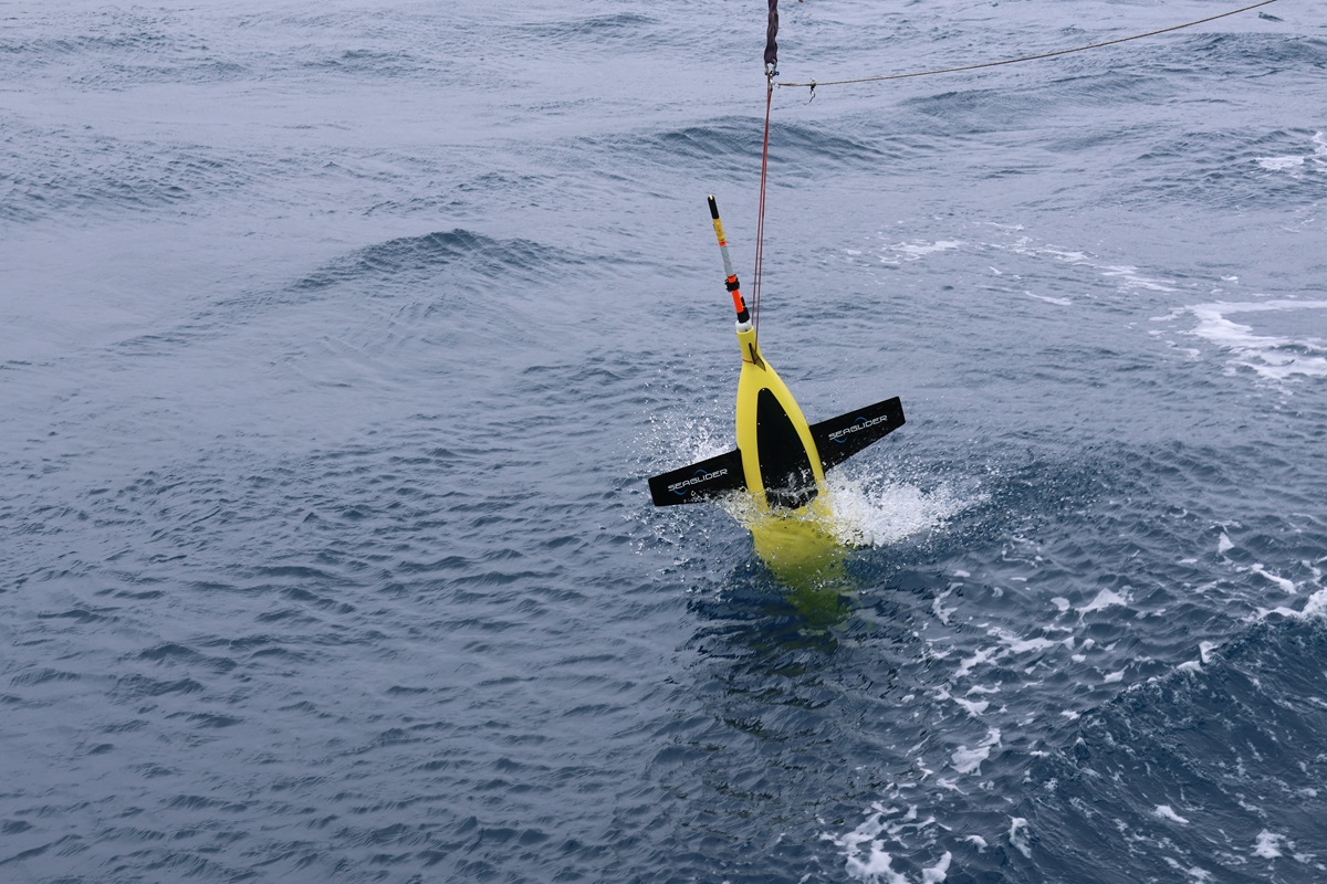 Piloting underwater gliders into the heart of Earth's strongest current ...