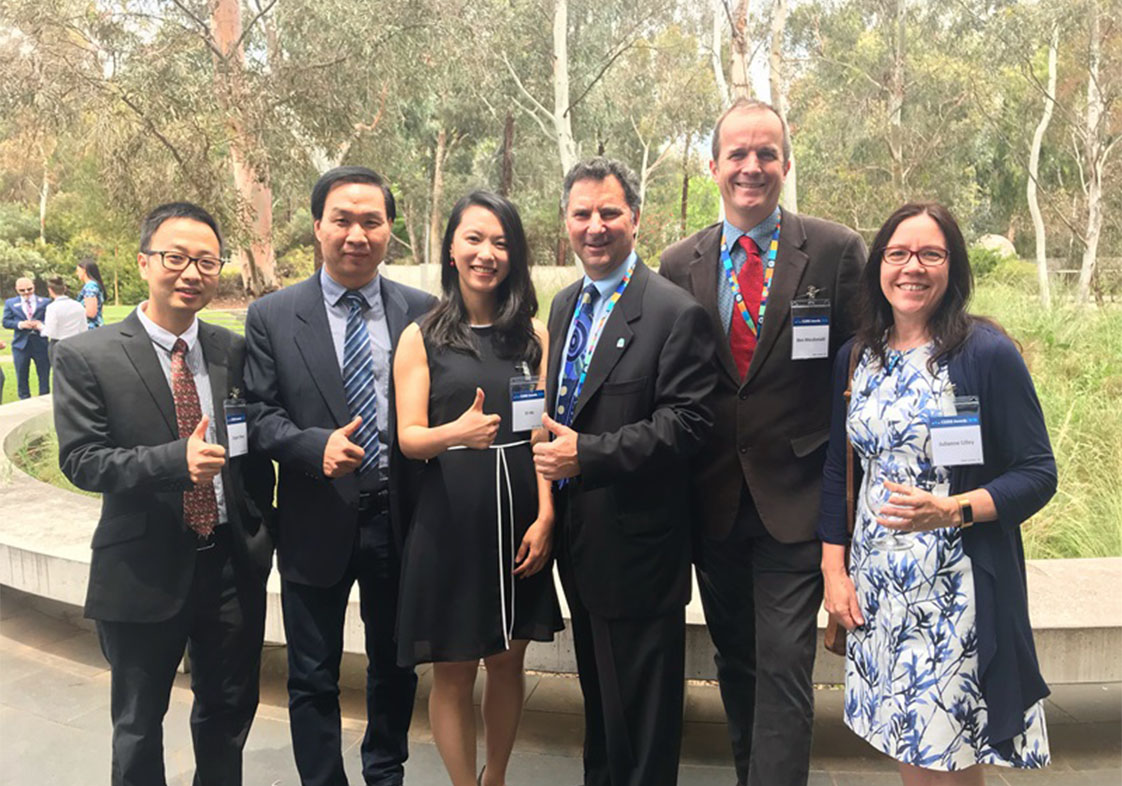 Di He and colleagues including former CSIRO CEO, Larry Marshall proudly pose following her win of ‘The John Philip Award for the Promotion of Excellence in Young Scientists’ in 2018.